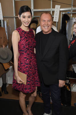 Ming Xi designer Michael Kors pose backstage at the Michael Kors f - Old Photo