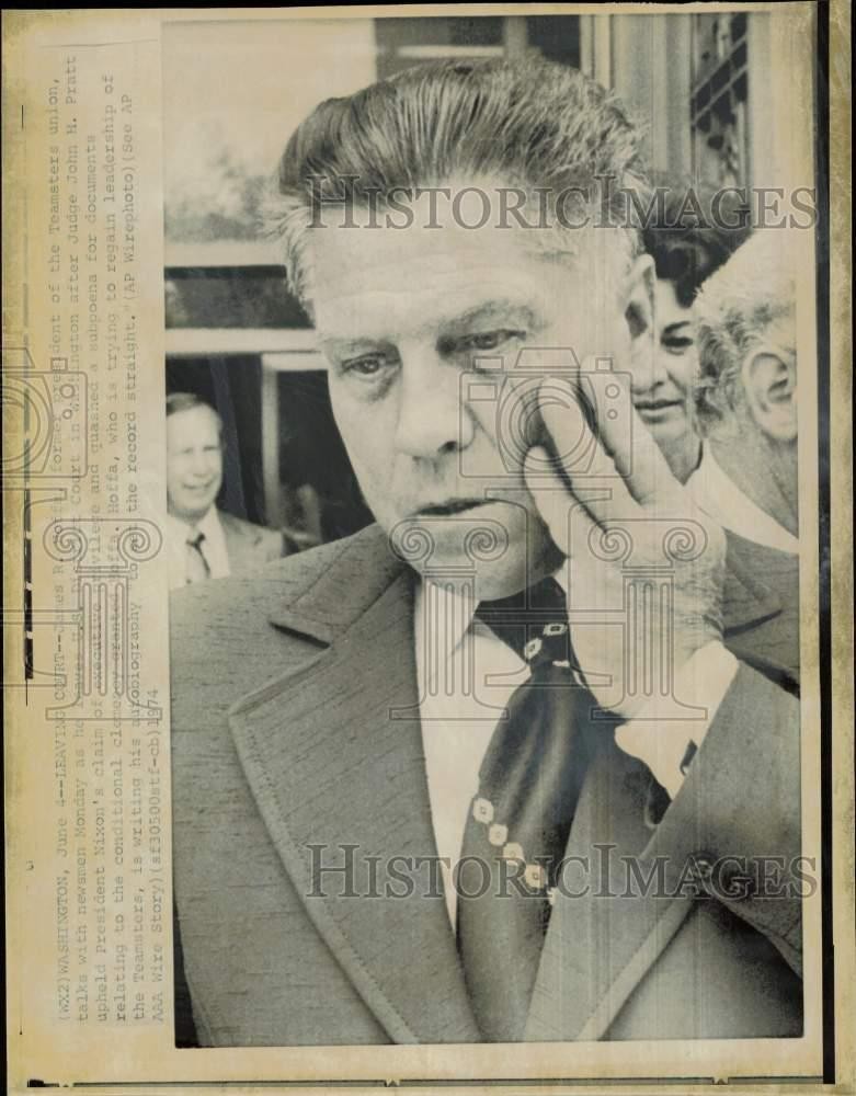 1974 Press Photo Ex-Teamsters leader James Hoffa talks with newsmen, Washington