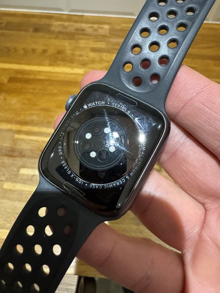 GENUINE NIKE APPLE WATCH SERIES 6 - 44MM ALUMINIUM + CERAMIC - GPS / CELLULAR - Image 3 of 4