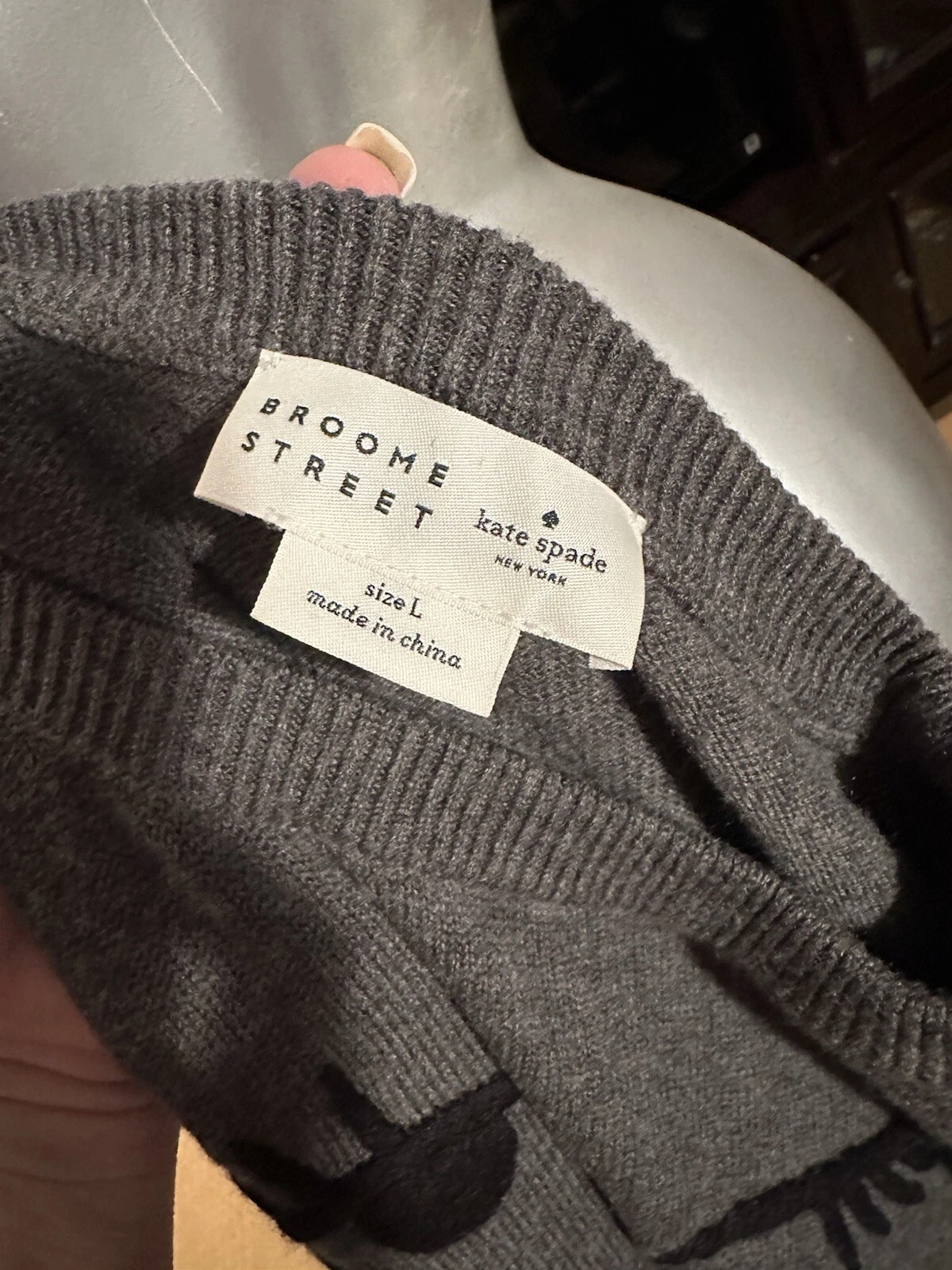 MAGLIONE KATE SPADE NEW YORK BROOME STREET GRIGIO AMMICCANTE CON LABBRA ROSSE TAGLIA LARGE