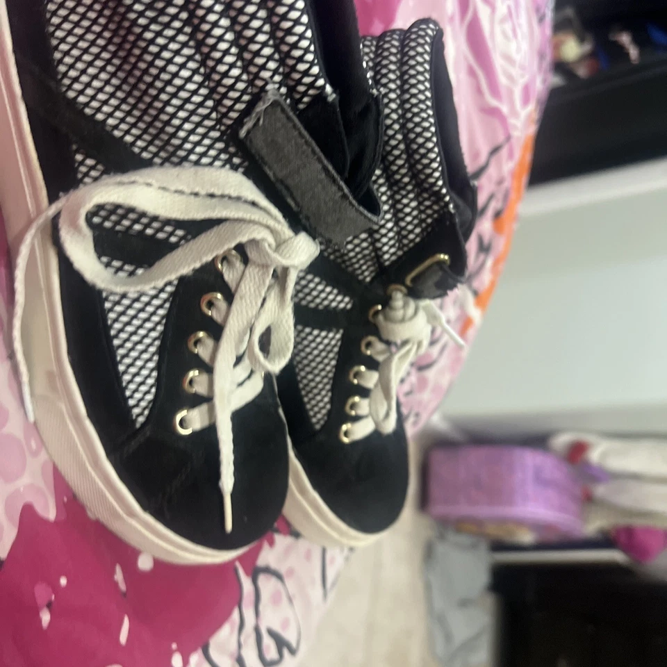 Rejilla de gamuza blanca y negra Juicy Couture 6 M herrajes de color dorado Foto 2 de 4