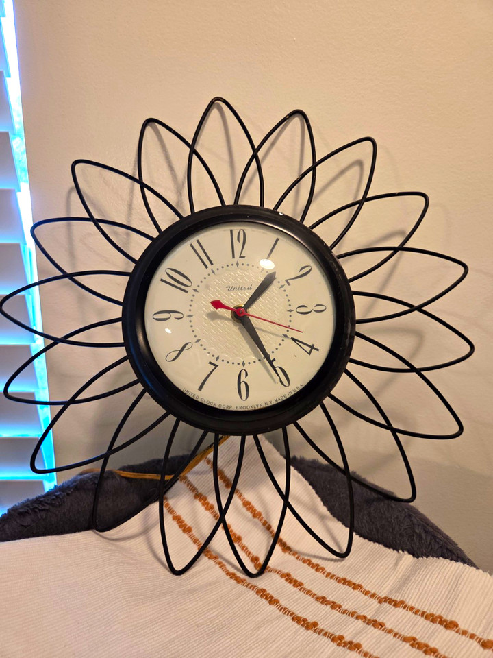Vintage United Atomic Starburst Wall Clock — Working!(1950s–1960s Plug-In Round