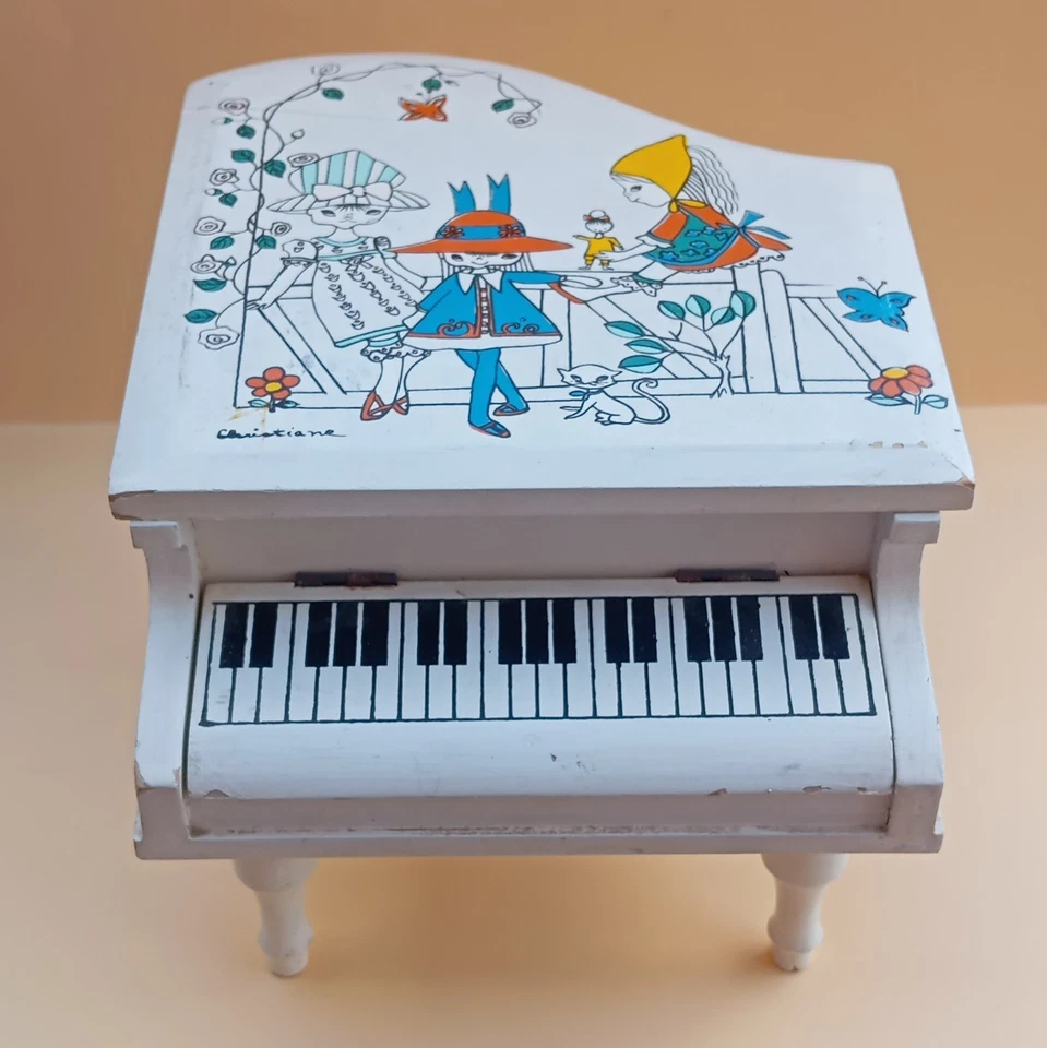 Boîte à musique piano en bois blanc décor enfants, marquée JAPAN - Photo 1/4