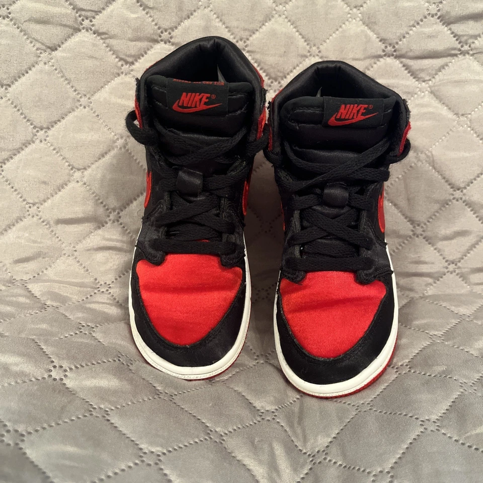 Zapato Jordan 1 Retro Alto OG Satin Bred (TD) Talla 10C FD5305-061 Negro/Universitario Foto 2 de 4