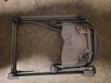 Elektrische Babywippe / Babyschaukel – Grau/Weiß mit Musik & Spielbogen