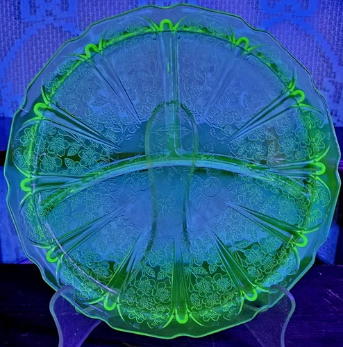 URANIUM Green Cherry Depression Glass GRILL Plate 9" ROUND Jeanette Cherries