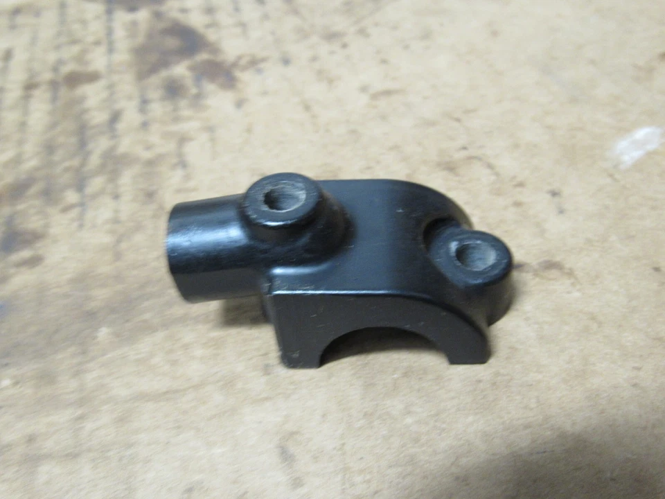 Soporte de abrazadera de cilindro maestro delantero Suzuki GS450L 1982 montaje de espejo 59671-44300 Foto 2 de 4