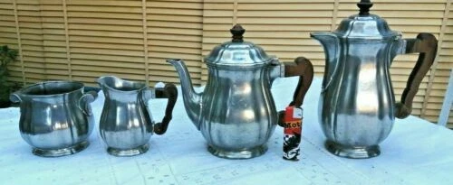 Objets du XXe siècle et récents originaux en etain