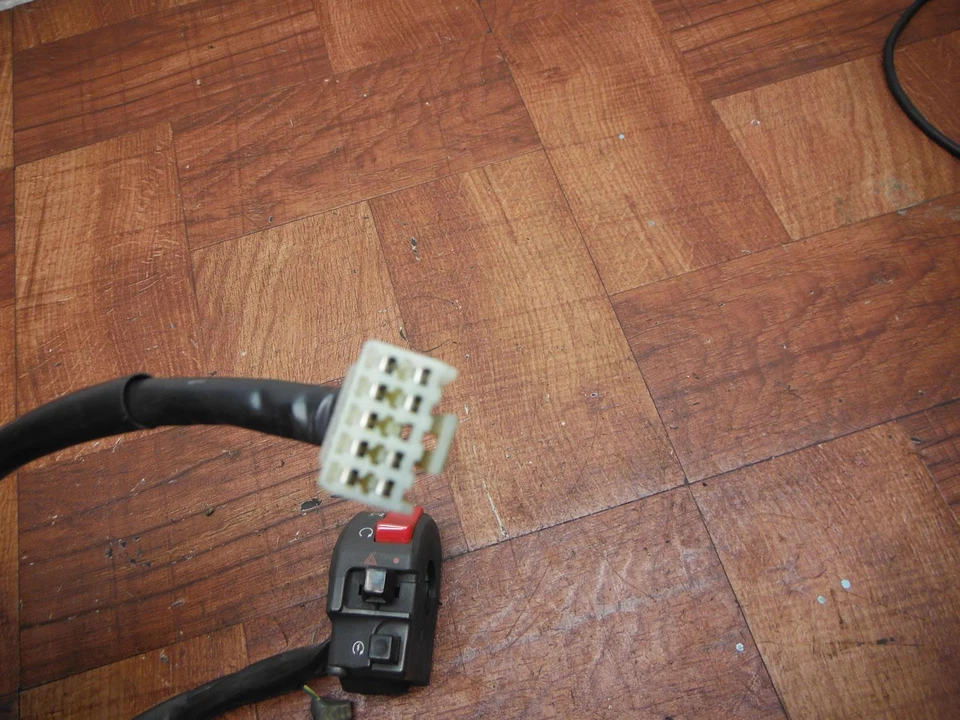 YAMAHA 06-12 FJR1300a 06-09 fjr1300ae CLIP DERECHO EN MANGO INTERRUPTOR DE ARRANQUE APAGADO Foto 3 de 4