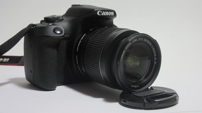   Canon EOS 2000D 24,1MP Spiegelreflexkamera (mit EF-S 18-55mm IS II)  