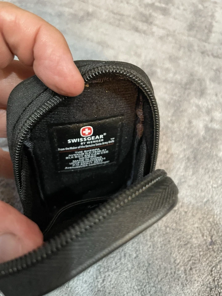 Wenger SwissGear Sherpa Small Camera Case with Belt Loop -Burgandy - Image 3 of 4