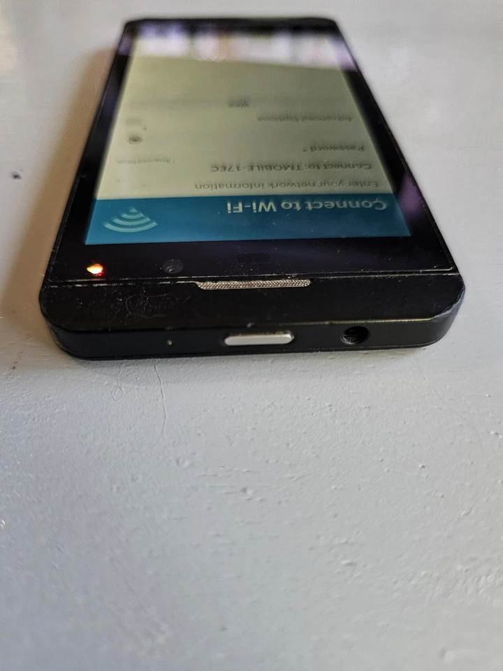 BlackBerry Z10 AT&T Smartphone Black Powers On Clean Screen - Image 4 of 4