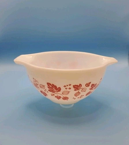 Vintage Pyrex Gooseberry 441 1.5 qt Cinderella Mixing Bowl  White Pink