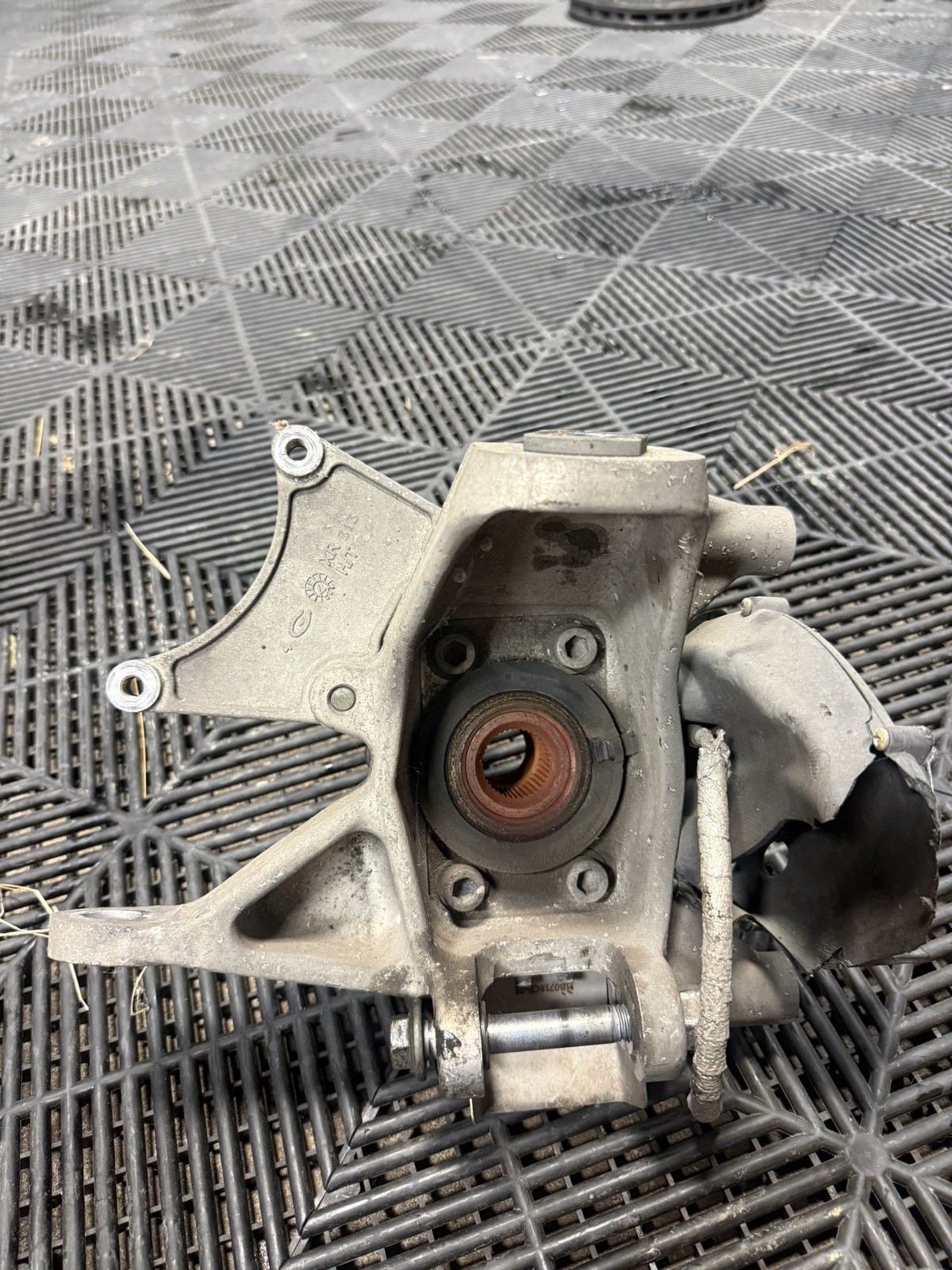 Used Rear Driver Spindle Knuckle Hub LH 2016-2021 McLaren 570S 11B0115CP OEM