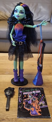  Monster High Hexe Casta Fierce Puppe mit Zubehör authentisch exzellenter Zustand
