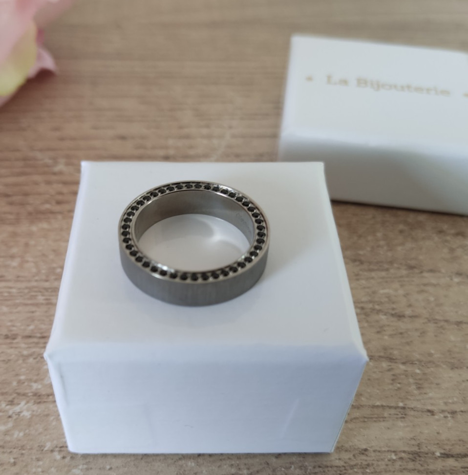 Bague homme titane de luxe alliance titanium strass noirs haut de gamme