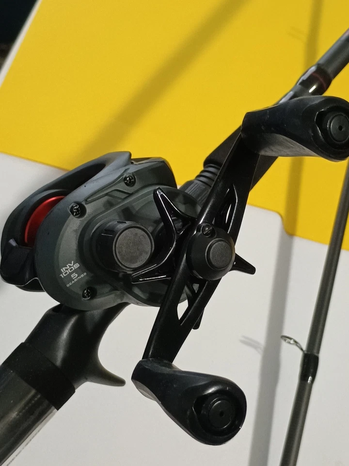 Nueva caña de pescar y carrete de baitcasting Quantum Invade 6'6" mediana pesada 10-20 lb  Foto 4 de 4