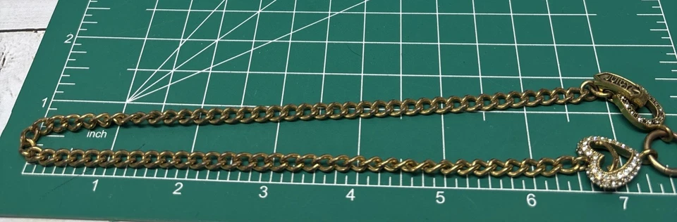 Colar Gargantilha Juicy Couture Lady Juicy Tom Dourado Strass Sorte Gota 7,25” - Imagem 2 de 4