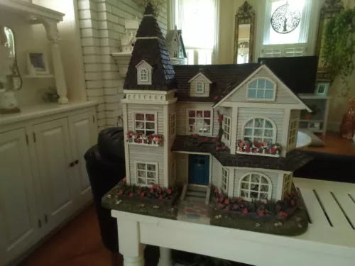 Vintage Thomas Pacconi Classics Large Resin Dollhouse with Extra's 1:24 scale