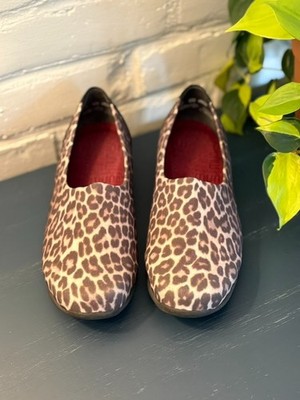 MUNRO! Animal print Traveler 8WW. In beautiful condition! Max comfort!