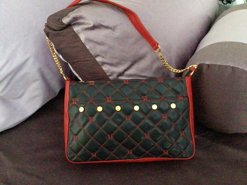 Bolso de mano de diseñador de cuero acolchado ST JOHN KNITS azul marino y rojo con detalles en tono dorado Foto 2 de 4