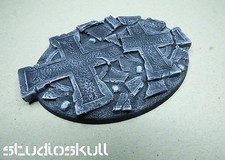 120x95mm LARGE OVAL & FLYER RESIN BASE HOLLY CROSS