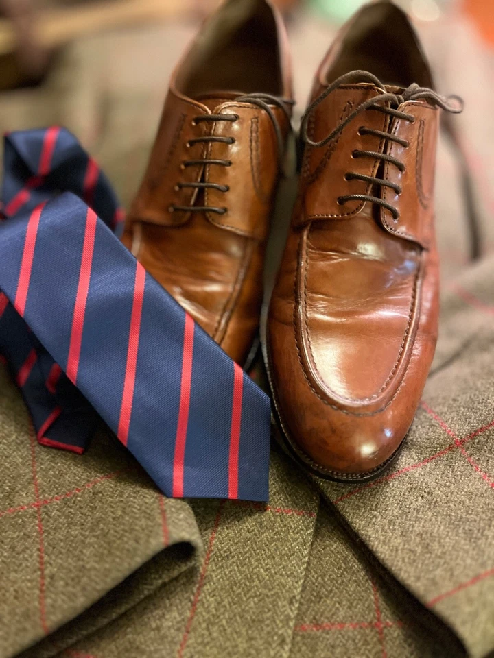 Corbata delgada Never Been Kissed Oak Island azul y rojo a rayas Foto 2 de 4