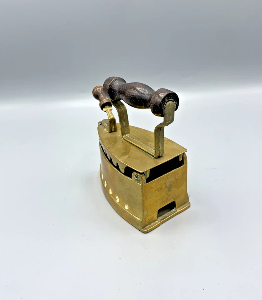 Ancien fer à repasser miniature à braises – laiton et bois  - Photo 4/4