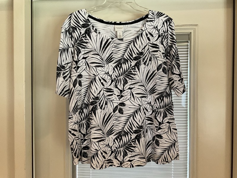 Chico’s Weekends Black & White Top Size 2 
