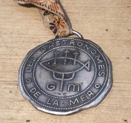 VINTAGE FOOD RESTAURANT MEDALLION MEDAL LES GASTRONOMES DE LA MER FRANCE - Picture 2 of 9
