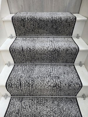 Treppen Teppich Läufer 7,5m - 15 Stufen - 60cm breit - grau - Animal Print - Wilton