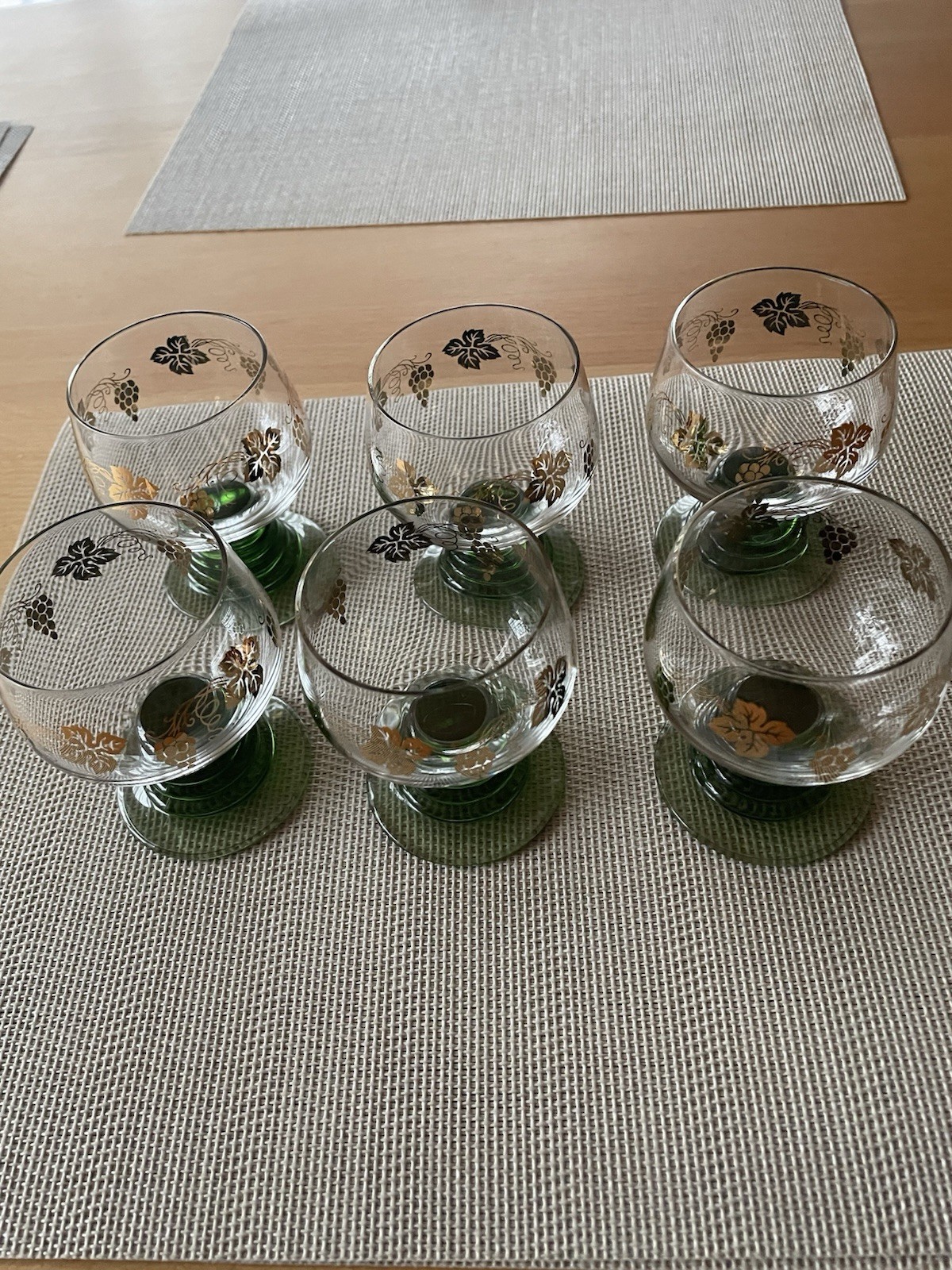 6 Weingläser, Römer, mit Goldverzierung Weinlaub