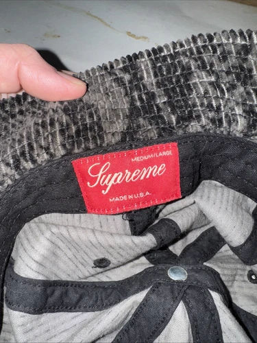 Chapeau seau suprême noir peau de serpent velours côtelé moyen/grand ��