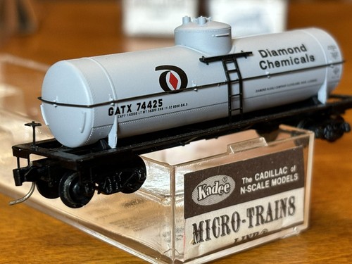 Micro Trains N Scale 39' Single Dome Tanker Diamond Chemicals GATX #74425 - Picture 2 of 7