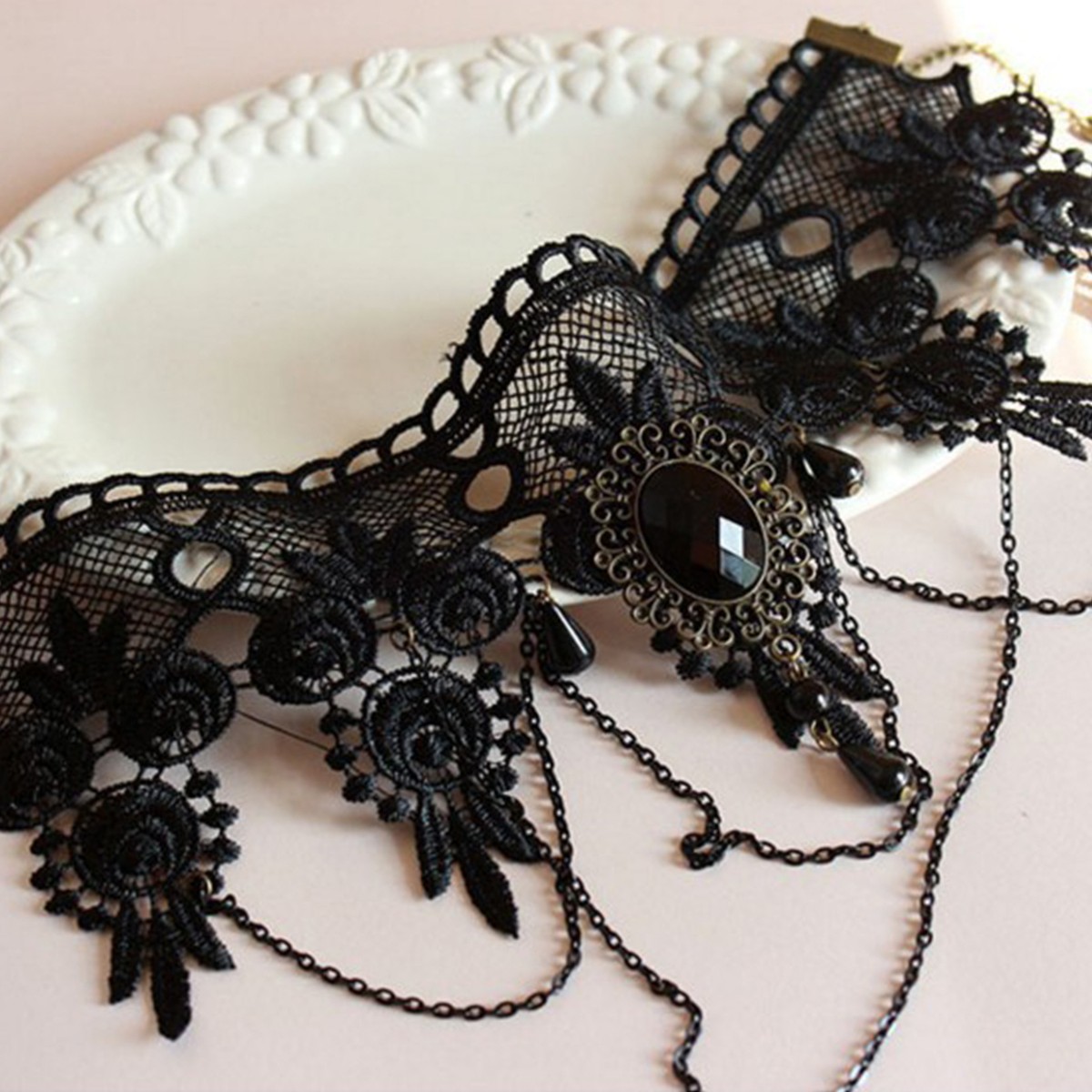 Collier Gothique Ras De Cou En Broderie Orné De Roses Noires
