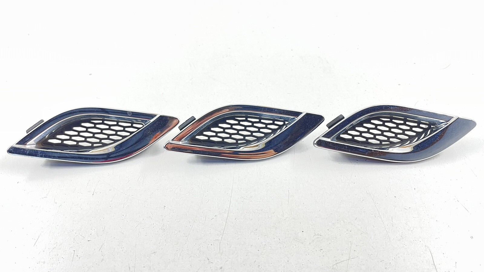 14-23 MASERATI QUATTROPORTE RIGHT FRONT FENDER AIR VENT TRIM SET 670010339 OEM