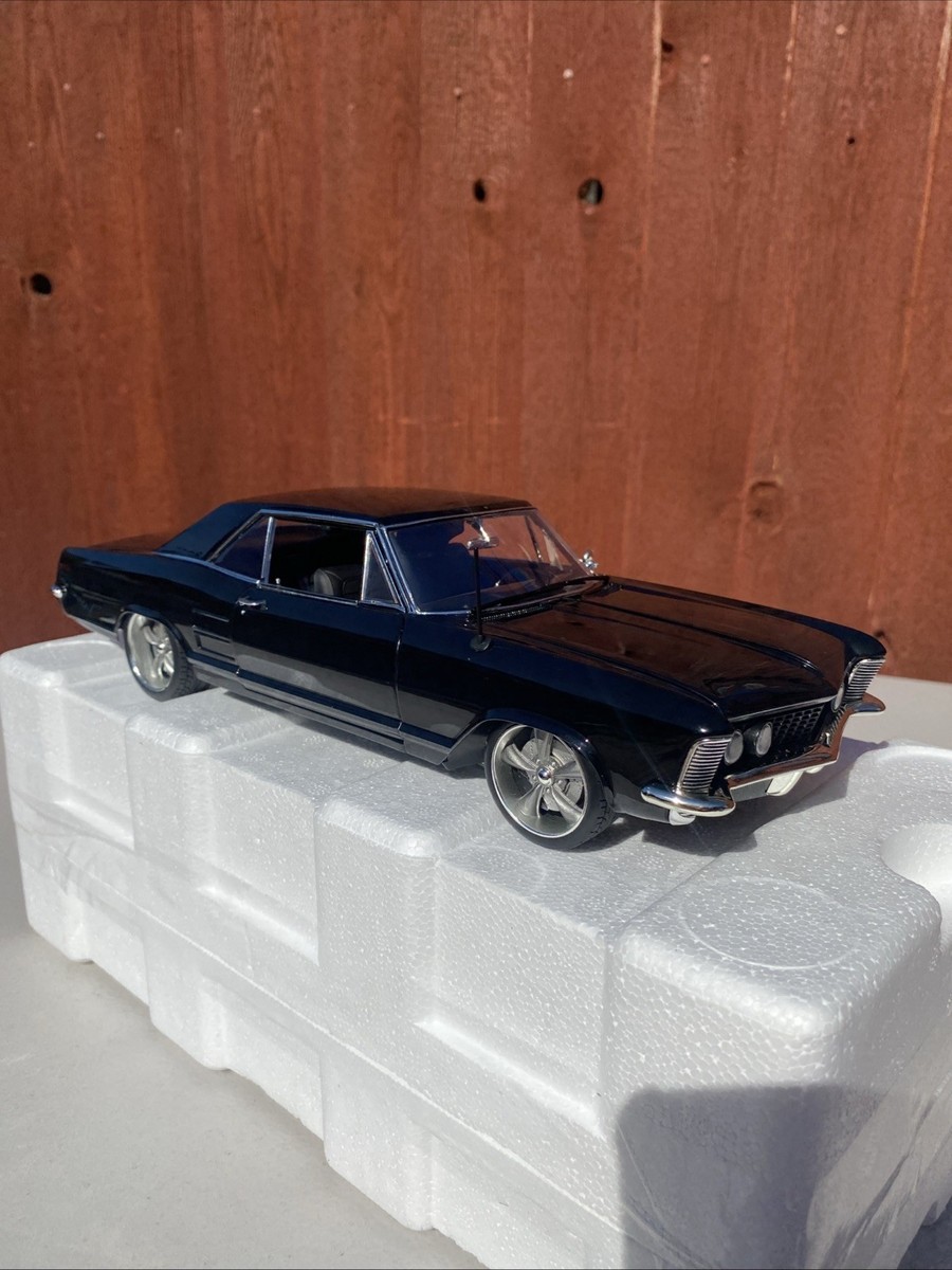 ACME 1/18 Scale 1964 Buick Riviera Custom Cruiser Diecast Model