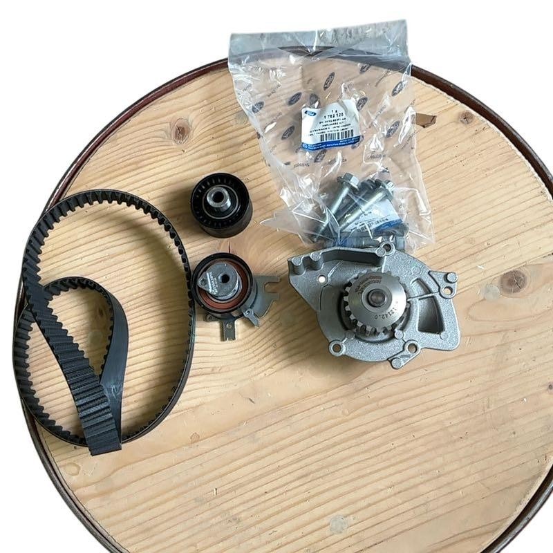 Kit distribution avec pompe à eau pour entretien FORD Focus 2 essence
