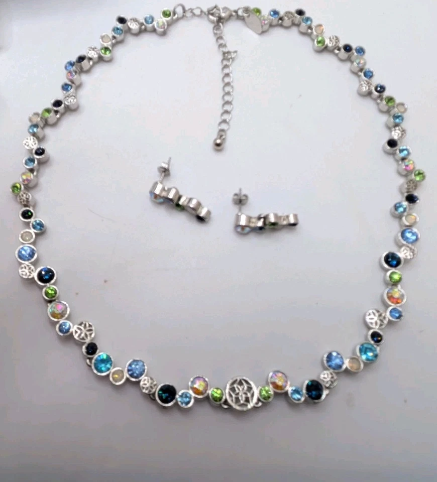 Juego de aretes collar tono plata pedrería AB azul verde Lia Sophia Foto 2 de 4