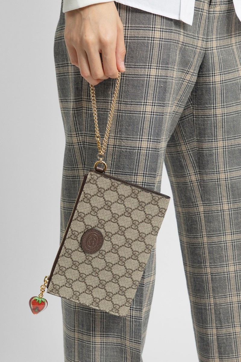 NEW GUCCI 726250 GG Supreme Canvas Double G strawberry Wristlet