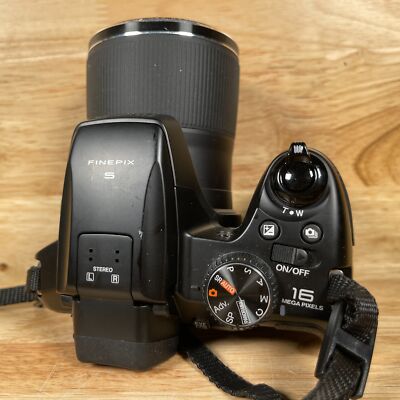 Fujifilm FinePix S8200 16.2MP 3