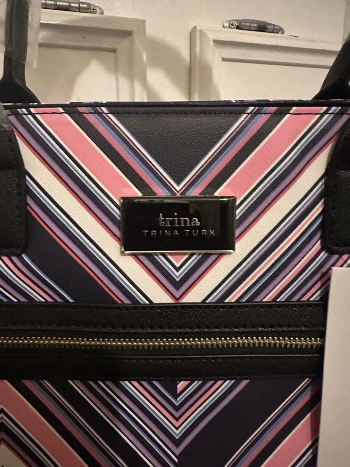 Trina Turk "Placed V" 雪佛龙图案,大号帆布手提包,零售价 148 美元 — 第 3/4 张图片