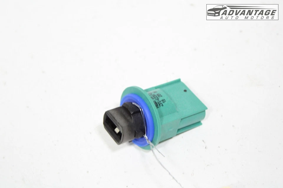 2018-2021 CHEVROLET TRAVERSE FRONT LEFT DRIVER TURN SIGNAL LIGHT LAMP SOCKET OEM - Image 2 of 4