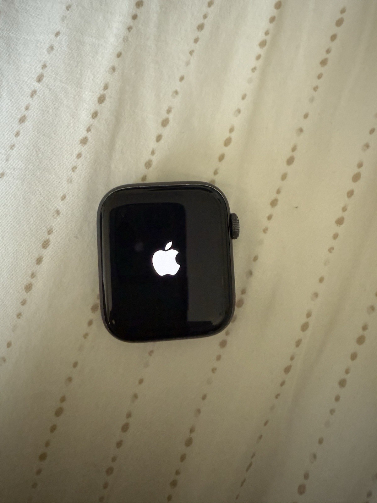 Apple Watch SE 2nd Gen GPS 40mm Smartwatch with Fitness Tracking-image
