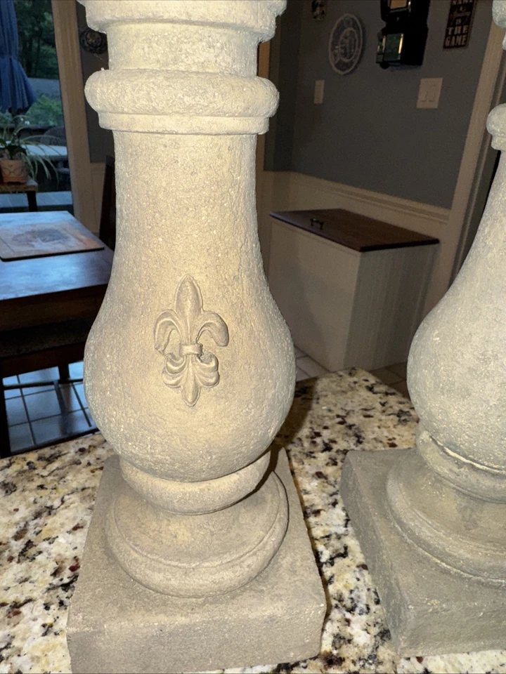 Juego de 2 candelabros de flor fundida a mano de gallina y plumas Di Lis Foto 2 de 4