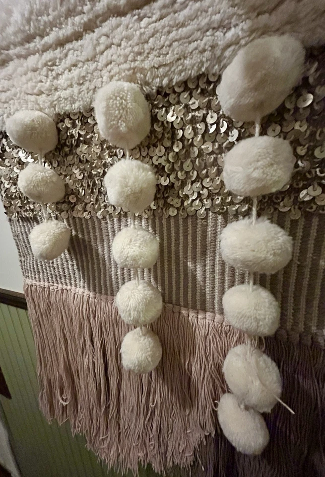 Franja de tapeçaria tecido pendurado na parede infantil celeiro de cerâmica West Elm - Imagem 3 de 4