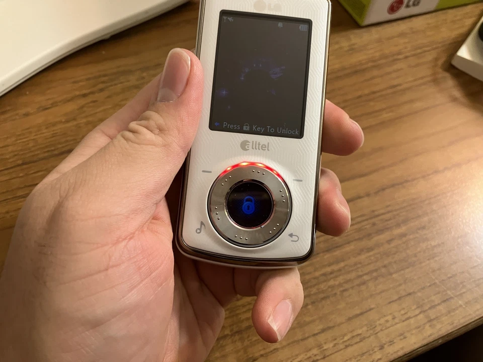 ENCIENDE - Retro Y2K Blanco LG Rhythm AX585 Reproductor de MP3 Teléfono Deslizante de Alltel Foto 3 de 4