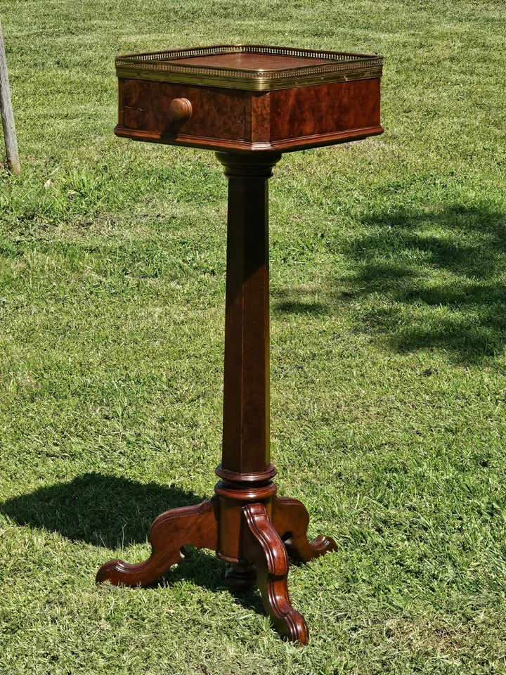 Tapa de nogal con rebabas francesas del siglo XIX y pedestal de caoba 42" H Foto 2 de 4