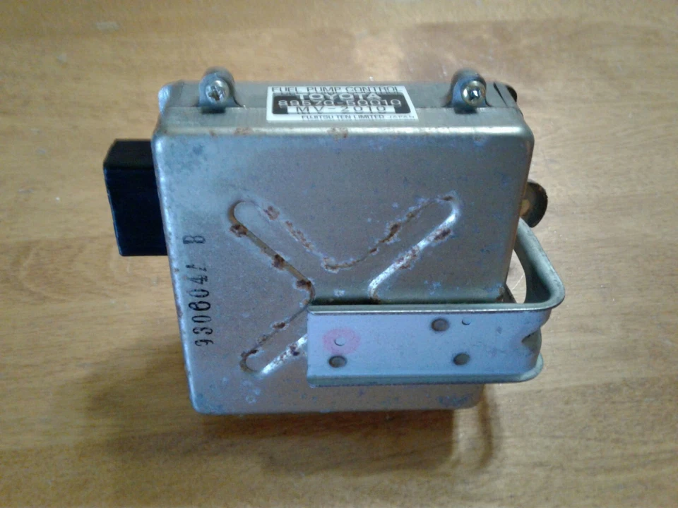 Оригинальный модуль управления топливным насосом 1993-94 Lexus LS400 NO 89570-50010  - Изображение 3 из 4