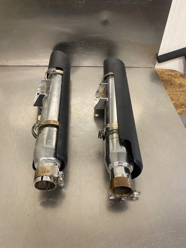 2018 Harley Davidson Street Bob FXBB Vance & Hines Twin Slash 3" Slip Ons Set - Foto 3 di 10